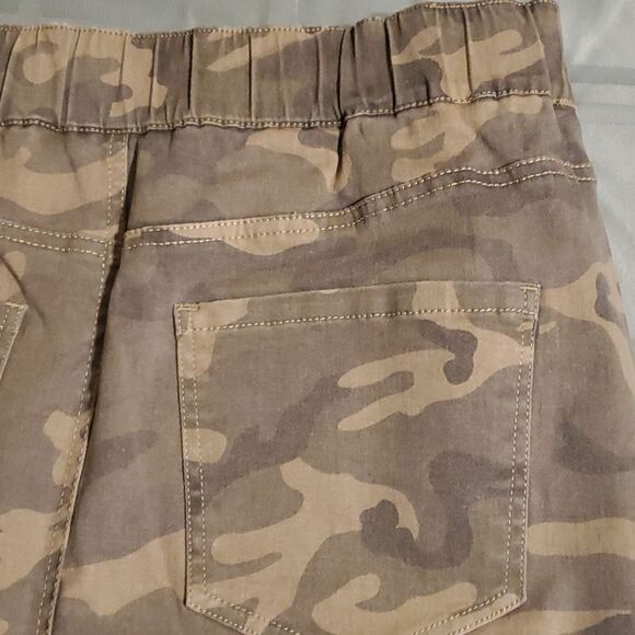 Boston Proper/ Camo Skort/ Size 14 - Picture 6 of 7